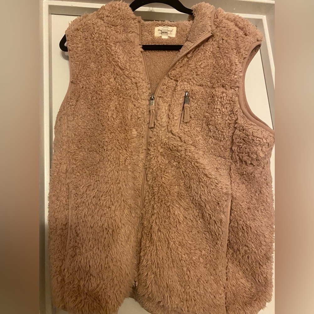 Rose-pink fleece vest with hood